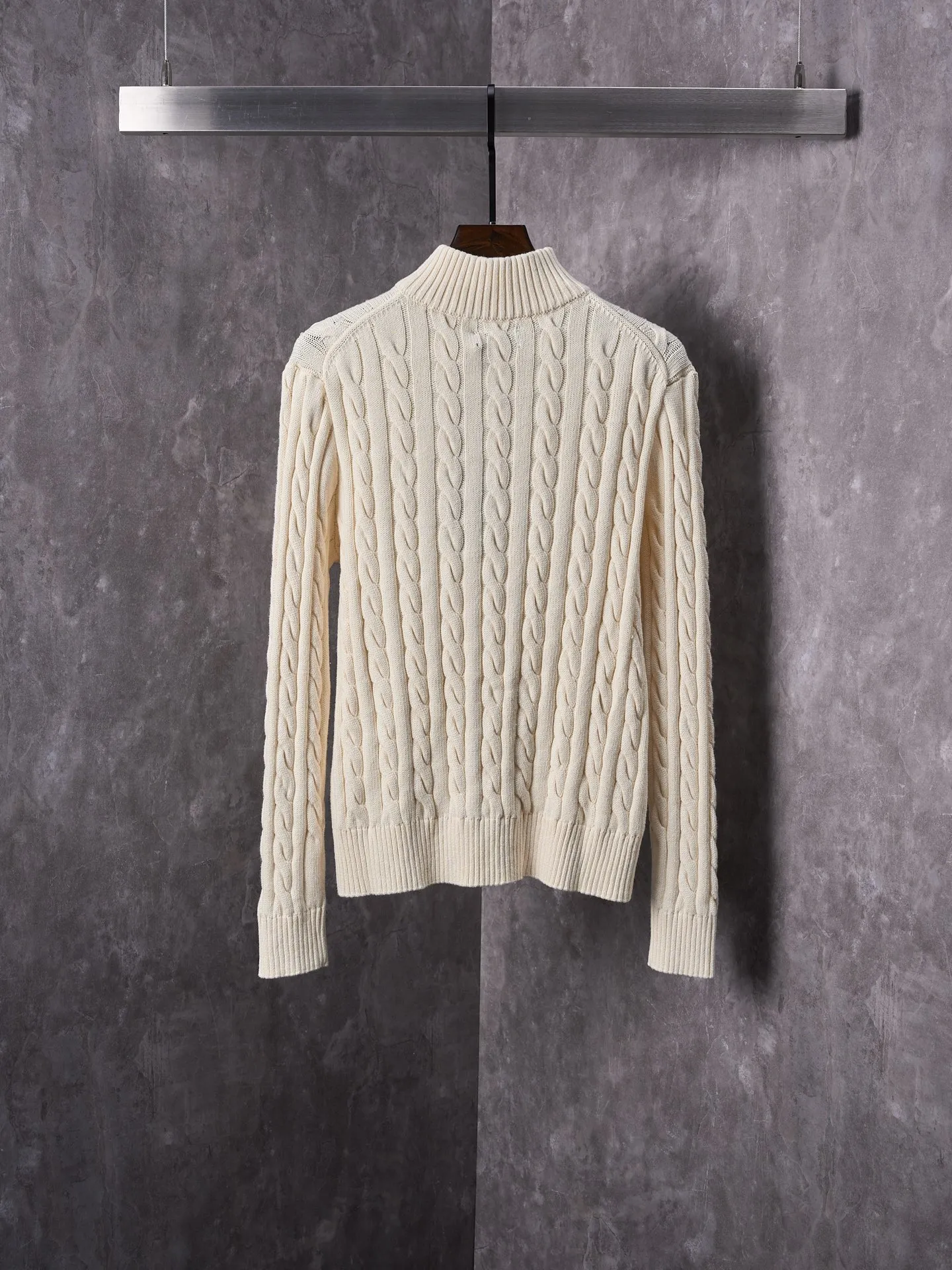 P420 Actual auction] Ralph Lauren/Ralph Lauren embroidered cable knitted half-zip sweater [Ready stock] S M L Zippered half-high collar design, just the right amount of splendor. Interpret high-end style with unique details. Adhere to the timeless elegance and taste. Use imported machine embroidery technology. Use advanced computer control system and precision mechanical components to realize the iconic pony embroidery operation. High precision. Smooth and delicate lines. Three-dimensional cable weaving. Through clever shifting and interweaving of coils, adjacent coils are cross-shifted to form a twisting effect. The lines are smooth and regular. Time-consuming and labor-intensive. Ready-made clothes are washed and softened to remove odors. Use professional washing equipment and specific detergents to deeply clean and deodorize clothes, improve the feel and appearance of clothes, and improve the fit.